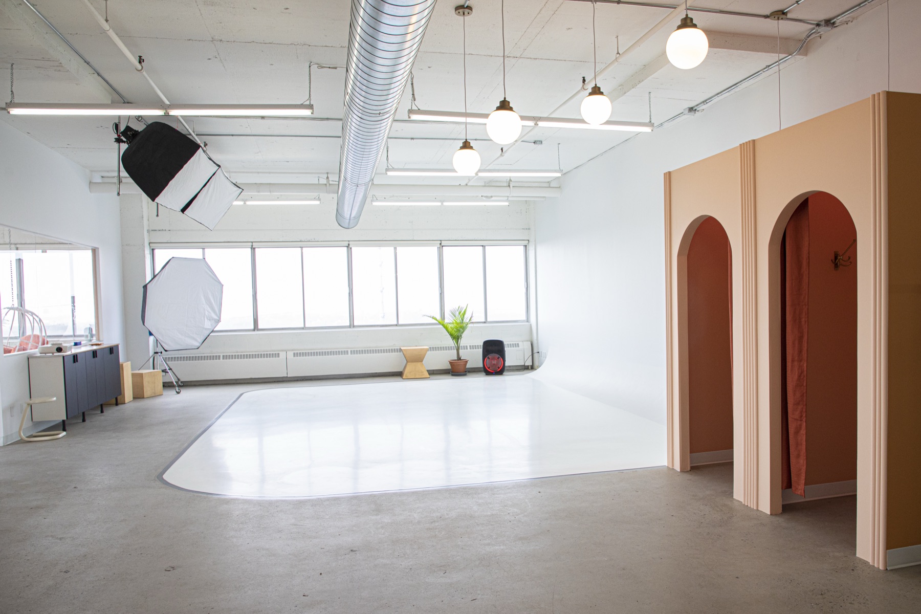 Sunside — white cyclorama and daylight, Focus Studio Montréal
