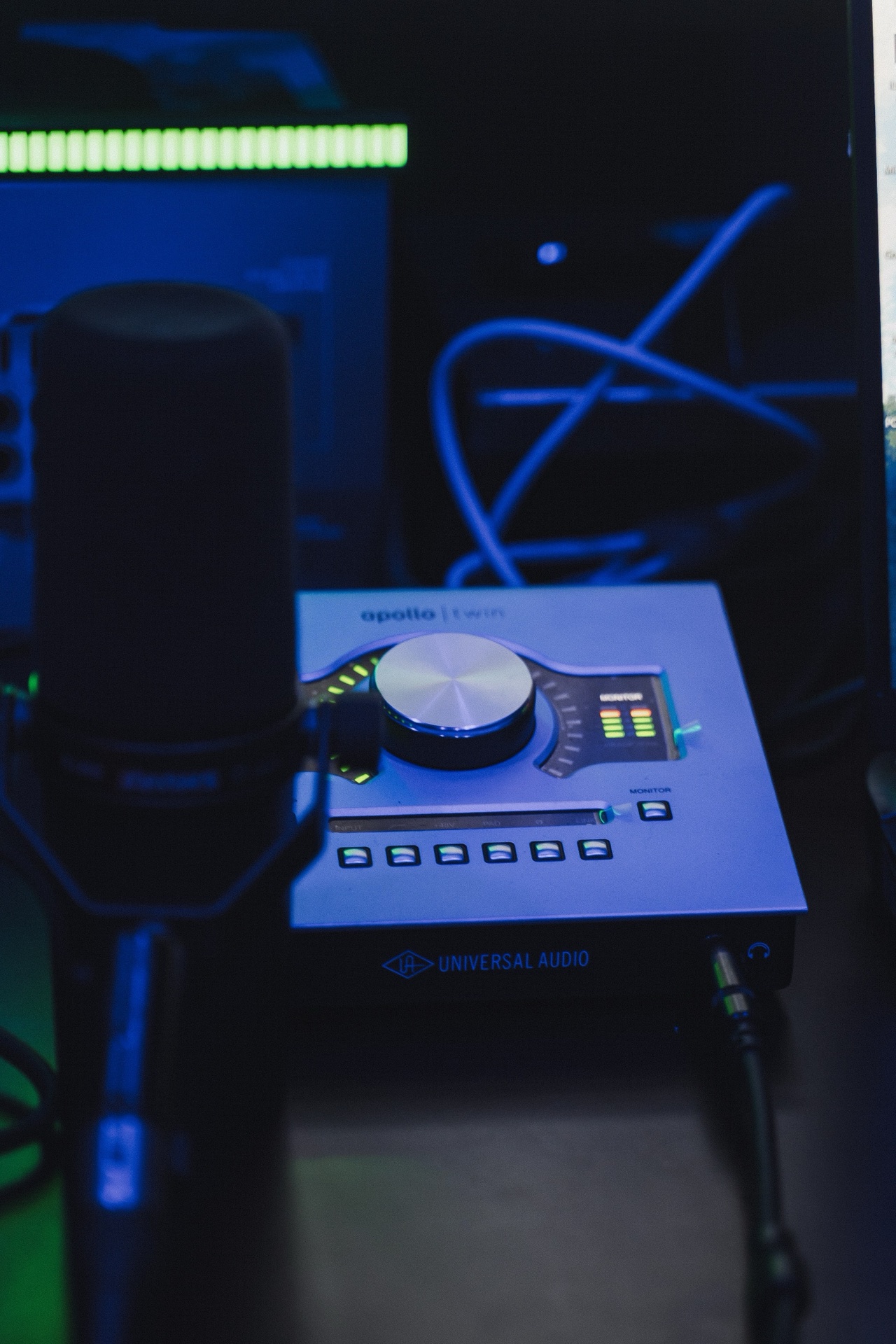 Universal Audio Apollo Twin and microphone